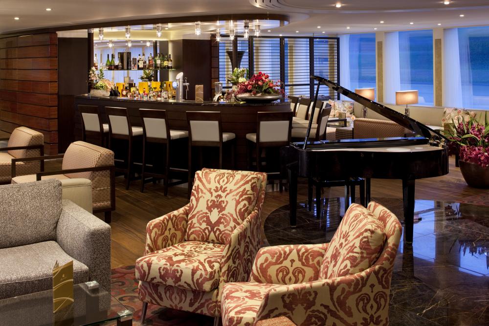 Bar en el Lounge Panorámico a bordo del MS AmaSonata CRUCEROS FLUVIALES DE LUJO AMAWATERWAYS AMASONATA CRUCEROS PAISAJES BAJOS CRUCEROS TIEMPO DE TULIPANES CRUCEROS AMAWATERWAYS CRUCEROS HOLANDA CRUCEROS BELGICA CRUCEROS RHIN