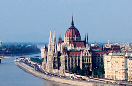 El impresionante edificio del Parlamento de Budapest de estilo neogótico BUDAPEST CRUCEROS VIAJES OFERTA