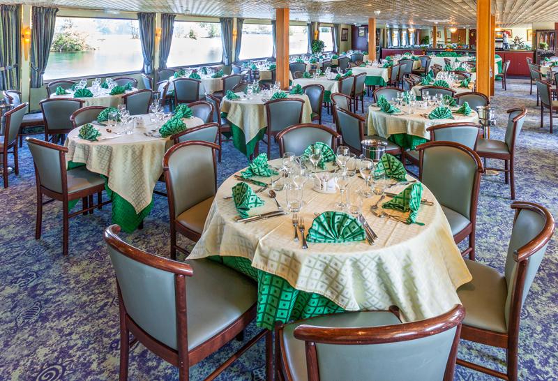 El comedor principal a bordo del MS Symphonie ofrece unas vistas extraordinarias del río y sus paisajes a través de los grandes ventanales panorámicos situados a ambos lados del barco. CRUCEROS FLUVIALES CROISIEUROPE MS SYMPHONIE CRUCEROS RHIN CRUCEROS RIN CRUCEROS PAISES BAJOS CRUCEROS DANUBIO RESTAURANTE GASTRONOMIA FRANCESA