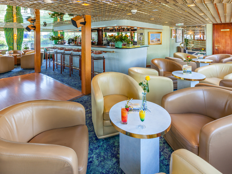 Bar y pista de baile en el Lounge del MS Symphonie CRUCEROS FLUVIALES CROISIEUROPE MS SYMPHONIE CRUCEROS RHIN CRUCEROS RIN CRUCEROS PAISES BAJOS CRUCEROS DANUBIO