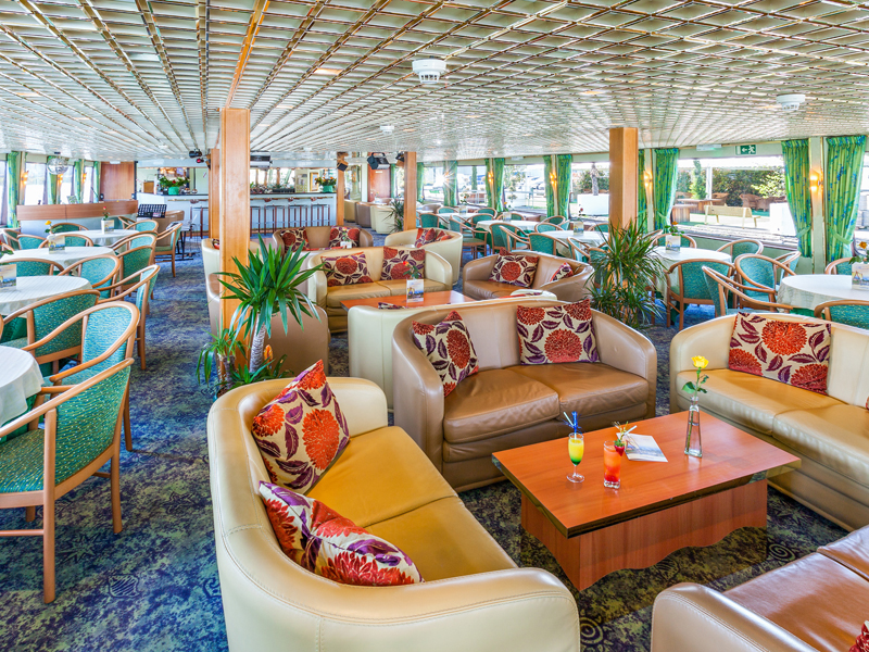 El luminoso Lounge a bordo del MS Symphonie CRUCEROS FLUVIALES CROISIEUROPE MS SYMPHONIE CRUCEROS RHIN CRUCEROS RIN CRUCEROS PAISES BAJOS CRUCEROS DANUBIO