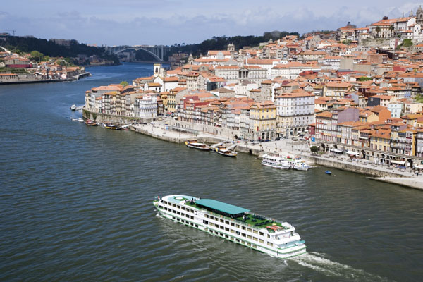Disfrute de la belleza de Oporto viajando a bordo de un buque espléndido CRUCEROS FLUVIALES PORTO