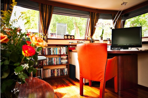 El "Studio" ofrece excelentes vistas, y una zona tranquila de lectura, ordenador... CRUCEROS FRANCIA CANAL DE BORGOÑA ABSOLUUT2 CRUCEROS DE LUJO CANALES CRUCEROS FLUVIALES BARCOS PEQUEÑOS CHARTER HOTEL BARGE BURGUNDY CRUISES FRANCE LUXURY CHARTER FAMILY CHARTER