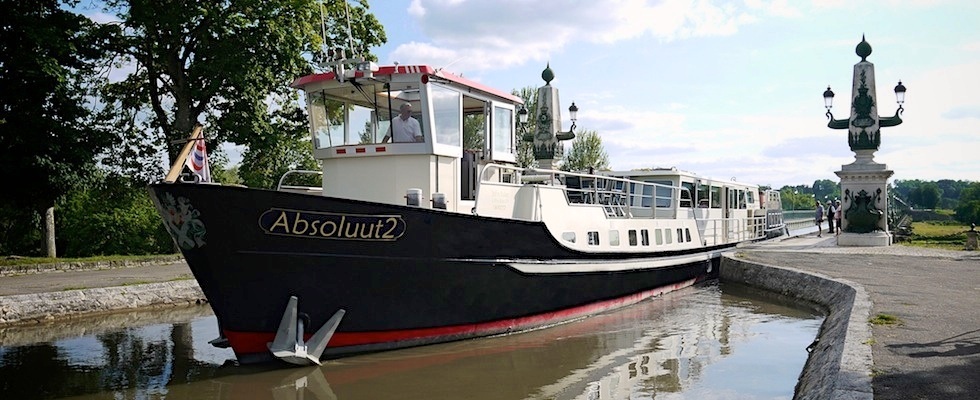 Nuestro buque, el "Absoluut2" atracado en el Canal de la Bourgogne CRUCEROS FRANCIA CANAL DE BORGOÑA ABSOLUUT2 CRUCEROS DE LUJO CANALES CRUCEROS FLUVIALES BARCOS PEQUEÑOS CHARTER HOTEL BARGE BURGUNDY CRUISES FRANCE LUXURY CHARTER FAMILY CHARTER FAMILIA CHARTER
