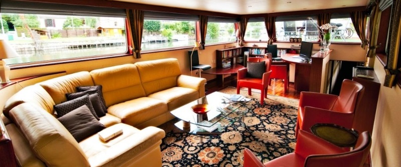 El encantador Salón del "Absoluut2" combina confort y elegancia al más puro estilo francés... CRUCEROS FRANCIA CANAL DE BORGOÑA ABSOLUUT2 CRUCEROS DE LUJO CANALES CRUCEROS FLUVIALES BARCOS PEQUEÑOS CHARTER HOTEL BARGE BURGUNDY CRUISES FRANCE LUXURY CHARTER FAMILY CHARTER FAMILIA CHARTER
