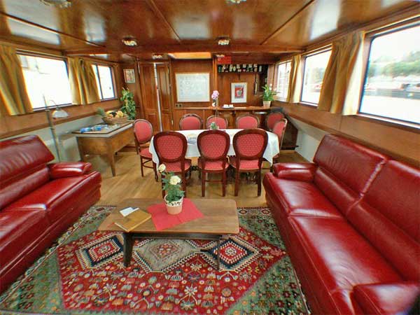 El elegante salón del "Anjodi" tiene ventanales panorámicos con impresionantes vistas de los canales que recorreremos... CRUCEROS FLUVIALES CANALES DE FRANCIA ANJODI CRUCEROS CANAL DU MIDI CRUCEROS EN FAMILIA CRUCEROS CON AMIGOS CRUCEROS DE LUJO CHARTER CRUCEROS CHARTER BARCOS CRUCEROS DE LUJO FAMILIAS