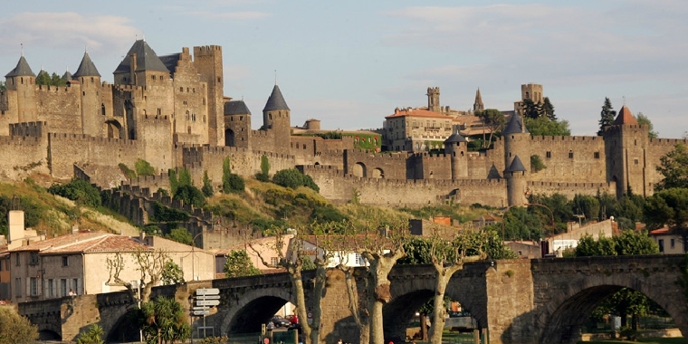 La ciudad de Carcassonne es la ciudad fortificada mejor conservada del mundo, con más de 52 torreones... CRUCEROS FLUVIALES CANALES DE FRANCIA ANJODI CRUCEROS CANAL DU MIDI CRUCEROS EN FAMILIA CRUCEROS CON AMIGOS CRUCEROS DE LUJO CHARTER CRUCEROS CHARTER BARCOS CRUCEROS DE LUJO FAMILIAS CANAL DE MIDI