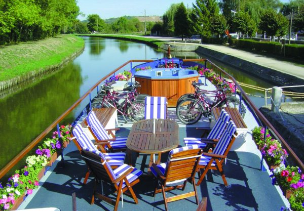 El solarium del Art de Vivre le ofrece los más bellos paisajes mientras navegamos o atracamos... CRUCEROS FLUVIALES FRANCIA L ART DE VIVRE CANAL NIVERNAIS OFERTA DESCUENTOS EUROPEAN WATERWAYS CRUCERO DE LUJO CANALES DE FRANCIA BORGOÑA BOURGOGNE HOTEL BARGE ART DE VIVRE