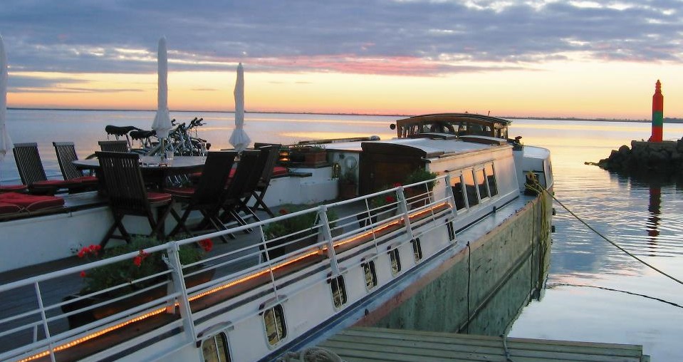 Disfrute de mágicos atardeceres desde la cubierta exterior del buque CRUCEROS FLUVIALES CANALES DE FRANCIA CANAL DU MIDI ATHOS DESCUENTOS OFERTAS CRUCEROS EN FAMILIA CRUCEROS EN GRUPO ALQUILER CHARTER DE CRUCEROS BARCOS PRIVADOS CRUCEROS SUR DE FRANCIA