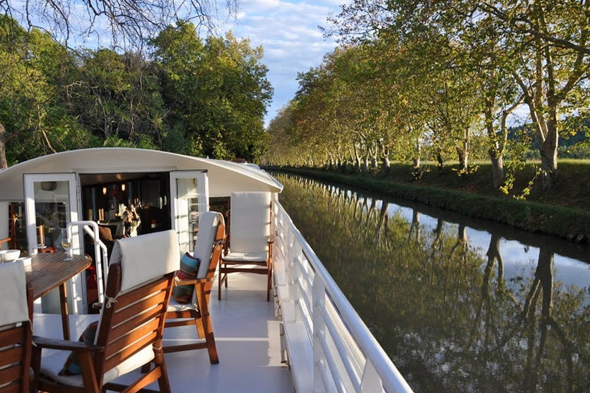 Paisaje del Canal du Midi (Francia) visto desde nuestro buque CRUCEROS FLUVIALES ENCHANTE CANALES DE FRANCIA CRUCEROS EN FAMILIA BARCOS PRIVADOS CRUCEROS BARCOS PEQUEÑOS CRUCEROS FLUVIALES DE LUJO CRUCEROS ALQUILER CHARTER FAMILIAS GRUPOS