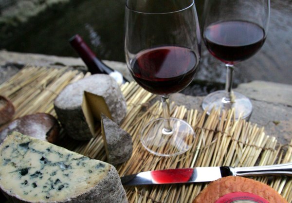 A bordo les servirán también los mejores vinos de la Borgoña de renombradas Bodegas, algunas de las cuales podremos visitar... CRUCEROS FLUVIALES CANALES DE FRANCIA CANAL BORGOÑA LA BELLE EPOQUE EUROPEAN WATERWAYS GO BARGING HOTEL BARGE ALQUILER BARCOS FRANCIA CRUCEROS FLUVIALES LUJO PRIVADO VINOS CRUCEROS ENOLOGICOS CRUCEROS GASTRONOMICOS