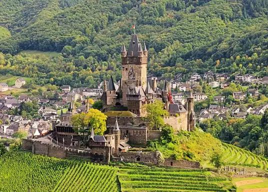 Cochem (Alemania) con su maravilloso Castillo. LA NOUVELLE ETOILE CRUCEROS FRANCIA CRUCEROS BORGOÑA CRUCEROS CANALES DE FRANCIA AUXERRE CRUCEROS FLUVIALES CRUCEROS BARCAZA EUROPEAN WATERWAYS #EuropeanWaterways #CrucerosFluviales #CrucerosBarcosPequeños #CrucerosFamiliares #CrucerosPrivados #Cochem #Mosela #CrucerosMosela