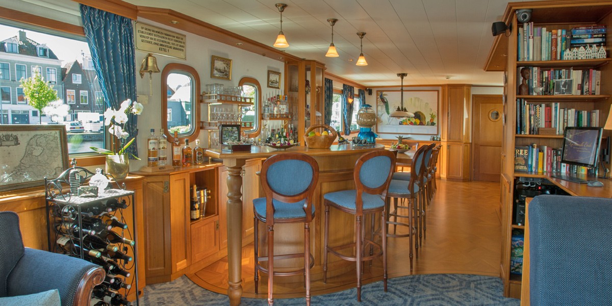 El bar de la Barcaza "La Nouvelle Etoile" con sus grandes ventanales con vistas únicas. LA NOUVELLE ETOILE CRUCEROS FRANCIA CRUCEROS BORGOÑA CRUCEROS CANALES DE FRANCIA AUXERRE CRUCEROS FLUVIALES CRUCEROS BARCAZA EUROPEAN WATERWAYS #EuropeanWaterways #CrucerosFluviales #CrucerosBarcosPequeños #CrucerosFamiliares #CrucerosPrivados