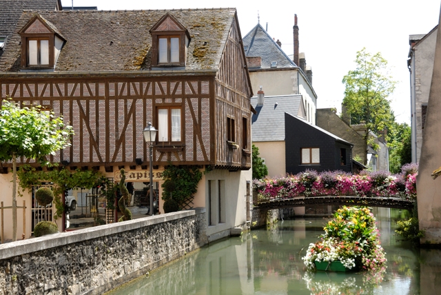 Uno de los bellos canales de Montargis en Francia CRUCEROS FLUVIALES CANALES DE FRANCIA CANALES DE HOLANDA LA NOUVELLE ETOILE CRUCEROS FAMILIAS HOLANDA ALEMANIA CRUCEROS EN GRUPO CHARTER ALQUILER DE BARCOS HOLANDA CRUCEROS PRIVADOS MONTARGIS FRANCIA