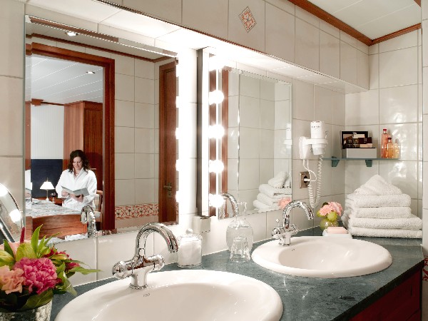 Todas las cabinas a bordo del "La Nouvelle Etoile" tienen un impresionante baño privado como este CRUCEROS FLUVIALES CANALES DE FRANCIA CANALES DE HOLANDA LA NOUVELLE ETOILE CRUCEROS FAMILIAS HOLANDA ALEMANIA CRUCEROS EN GRUPO CHARTER ALQUILER DE BARCOS