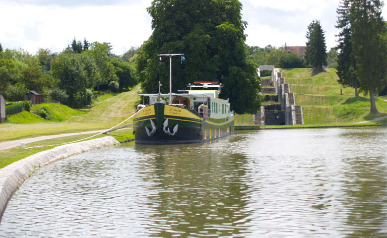 La barcaza "La Nouvelle Etoile" atracada en la orilla del Canal du Briare (Francia) CRUCEROS FLUVIALES FRANCIA LA NOUVELLE ETOILE CRUCEROS FLUVIALES FRANCIA CRUCEROS CANALES DE FRANCIA CRUCEROS COVID19 CRUCEROS CORONAVIRUS CRUCEROS PRIVADOS CRUCEROS EN BARCO PEQUEÑO CANAL BARGE CRUISES BARGE HOTEL LA NOUVELLE ETOILE CRUISES EUROPEAN WATERWAYS CRUISES #LaNouvelleEtoile #EuropeanWaterways #BargeCruises #HotelBarge #CrucerosPrivados #CrucerosCoronaVirus #Covid19Cruises