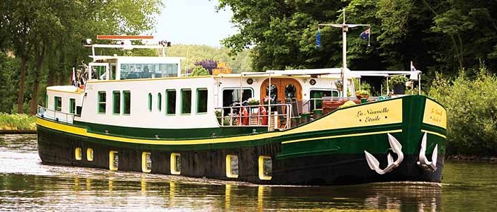 La Barcaza Hotel "La Nouvelle Etoile" navegando por uno de los bellos canales de este itinerario... CRUCEROS FLUVIALES CANALES DE FRANCIA CANALES DE HOLANDA LA NOUVELLE ETOILE CRUCEROS FAMILIAS HOLANDA ALEMANIA CRUCEROS EN GRUPO CHARTER ALQUILER DE BARCOS HOLANDA CRUCEROS PRIVADOS
