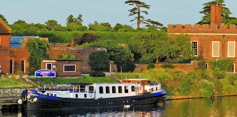 El Magna Carta atracado en Hampton Court CRUCEROS FLUVIALES INGLATERRA CRUCEROS BARCAZA LONDRES ENGLAND BARGE CRUISES ENGLAND CRUISES THAMES CRUISES CRUCEROS LONDRES RIO TAMESIS THAMES CRUISES OXFORD WINDSOR CRUISES LONDON CRUISES HAMPTON COURT