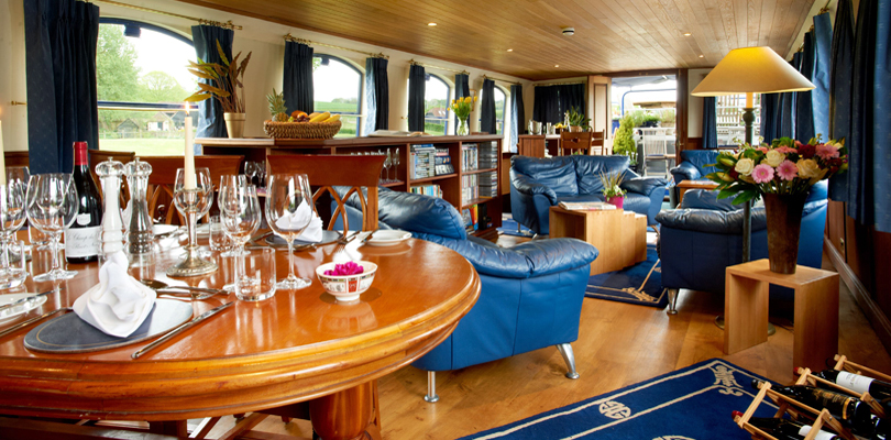 Imagen del elegante y acogedor interior de la barcaza Magna Carta CRUCEROS FLUVIALES INGLATERRA CRUCEROS BARCAZA LONDRES ENGLAND BARGE CRUISES ENGLAND CRUISES THAMES CRUISES CRUCEROS LONDRES RIO TAMESIS THAMES CRUISES OXFORD WINDSOR CRUISES CRUCEROS FLUVIALES DESDE LONDRES