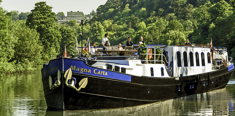 Descubra la belleza de las orillas del Támesis navegando desde Londres a bordo de la barcaza Magna Carta CRUCEROS FLUVIALES INGLATERRA CRUCEROS BARCAZA LONDRES ENGLAND BARGE CRUISES ENGLAND CRUISES THAMES CRUISES CRUCEROS LONDRES RIO TAMESIS THAMES CRUISES OXFORD WINDSOR CRUISES