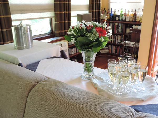 Bienvenida con Champagne a bordo de la encantadora Barcaza "Le Panache" CRUCEROS FLUVIALES CANALES DE FRANCIA LA PANACHE CRUCEROS FLUVIALES DE LUJO CANAL DE LA MARNE AU RHIN CHAMPAGNE CRUISES