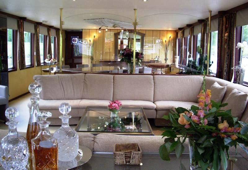 El acogedor Salón de la Barcaza "La Panache" bañada por la luz que entra por sus amplios ventanales CRUCEROS FLUVIALES CANALES DE FRANCIA LA PANACHE CRUCEROS FLUVIALES DE LUJO CANAL DE LA MARNE AU RHIN