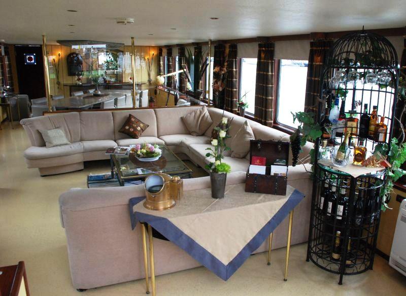 El interior de la barcaza "La Panache" es amplio y confortable CRUCEROS FLUVIALES CANALES DE FRANCIA LA PANACHE CRUCEROS FLUVIALES DE LUJO CANAL DE LA MARNE AU RHIN