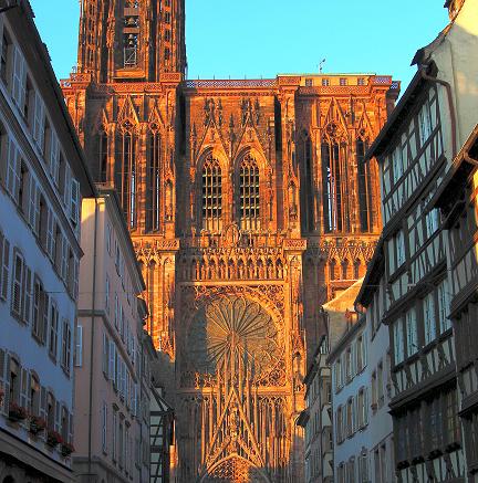 Catedral de Estrasburgo (Francia) CRUCEROS ESTRASBURGO PANACHE CRUCEROS FLUVIALES ALSACIA Y LORENA FRANCE RIVER CRUISES ALSACE LORRAINE PANACHE BARGE CRUISES CRUCEROS PRIVADOS CRUCEROS EN BARCO PEQUEÑO CRUCEROS FLUVIALES DE LUJO STRASBURGO FRANCE