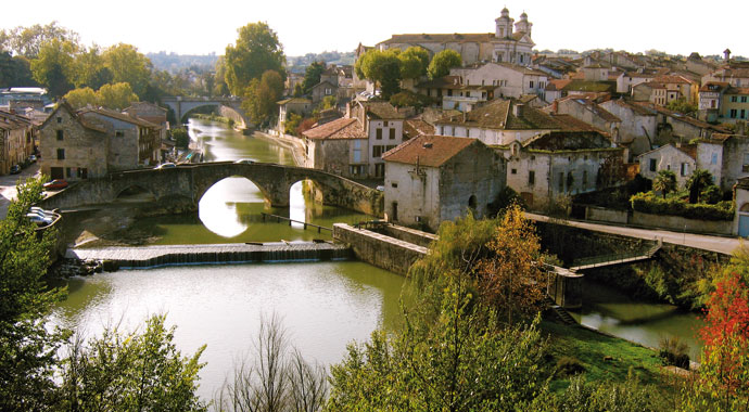 La Gascuña y la región del río Garona (Garonne en francés) ofrece impresionantes parajes de cuidada belleza como este bello pueblo junto al canal CRUCEROS FLUVIALES CANALES DE FRANCIA CANAL DE GARONNE ROSA HOTEL BARGE DESCUENTOS OFERTAS CRUCEROS EN FAMILIA CRUCEROS EN GRUPO ALQUILER CHARTER DE CRUCEROS BARCOS PRIVADOS CRUCEROS SUR DE FRANCIA GARONNE