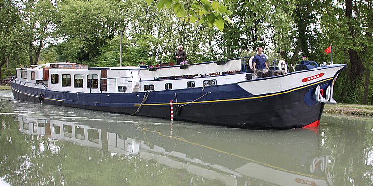 Nuestra barcaza "Rosa" navegando por el Canal de Garonne al atardecer CRUCEROS FLUVIALES CANALES DE FRANCIA CANAL DE GARONNE ROSA HOTEL BARGE DESCUENTOS OFERTAS CRUCEROS EN FAMILIA CRUCEROS EN GRUPO ALQUILER CHARTER DE CRUCEROS BARCOS PRIVADOS CRUCEROS SUR DE FRANCIA BARCAZA