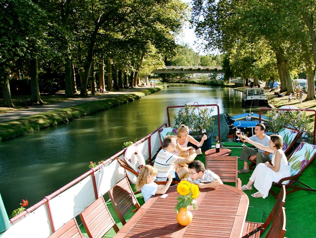 Disfrute de un Crucero en Familia a bordo del "Rosa" viajando a través del precioso Canal de Garonne CRUCEROS FLUVIALES CANALES DE FRANCIA CANAL DE GARONNE ROSA GASCONY CRUISES BORDEAUX DESCUENTOS OFERTAS CRUCEROS EN FAMILIA CRUCEROS EN GRUPO ALQUILER CHARTER DE CRUCEROS BARCOS PRIVADOS CRUCEROS SUR DE FRANCIA