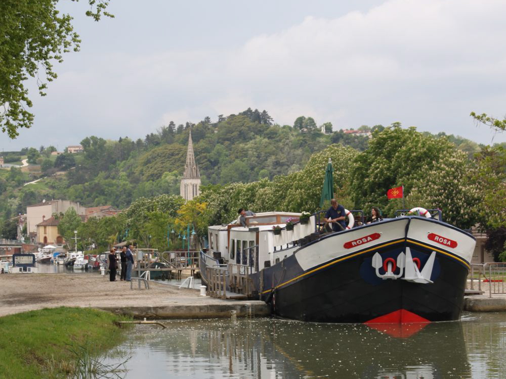 Disfrute de los paisaje del Canal de Garonne y de la maravillosa región de Burdeos con la Barcaza "Rosa" CRUCEROS FLUVIALES CANALES DE FRANCIA CANAL DE GARONNE ROSA HOTEL BARGE DESCUENTOS OFERTAS CRUCEROS EN FAMILIA CRUCEROS EN GRUPO ALQUILER CHARTER DE CRUCEROS BARCOS PRIVADOS CRUCEROS SUR DE FRANCIA BOURDEAUX