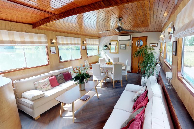 La zona de comedor del Salón de la Barcaza "Rosa" CRUCEROS FLUVIALES CANALES DE FRANCIA CANAL DE GARONNE ROSA HOTEL BARGE DESCUENTOS OFERTAS CRUCEROS EN FAMILIA CRUCEROS EN GRUPO ALQUILER CHARTER DE CRUCEROS BARCOS PRIVADOS CRUCEROS SUR DE FRANCIA #RosaBarge #RosaCruises #CrucerosFluviales #CrucerosFrancia #FranceCruises #France #PrivateCruises #CrucerosPrivados #CruiseCharter #CrucerosCharter #RentCruises