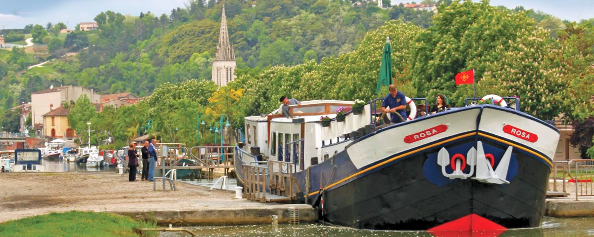 Disfrute del paisaje del Canal de Garonne y de sus extraordinarios monumentos viajando a bordo de la Barcaza "Rosa" y disfrutando del lujo de su atención y gastronomía a bordo... CRUCEROS FLUVIALES CANALES DE FRANCIA CANAL DE GARONNE ROSA HOTEL BARGE DESCUENTOS OFERTAS CRUCEROS EN FAMILIA CRUCEROS EN GRUPO ALQUILER CHARTER DE CRUCEROS BARCOS PRIVADOS CRUCEROS SUR DE FRANCIA #RosaBarge #RosaCruises #CrucerosFluviales #CrucerosFrancia #FranceCruises #France #PrivateCruises #CrucerosPrivados #CruiseCharter #CrucerosCharter #RentCruises