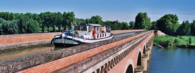 Acueducto del Canal en Moissac (Francia) CRUCEROS FLUVIALES CANALES DE FRANCIA CANAL DE GARONNE ROSA HOTEL BARGE DESCUENTOS OFERTAS CRUCEROS EN FAMILIA CRUCEROS EN GRUPO ALQUILER CHARTER DE CRUCEROS BARCOS PRIVADOS CRUCEROS SUR DE FRANCIA PONT MOISSAC