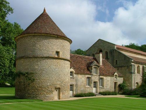 ABBAYE DE FONTENAY CRUCEROS FLUVIALES CANAL DE BORGOÑA CANAL DE BOURGOGNE CRUCEROS FRANCIA CRUCEROS BARGE HOTEL CRUISES