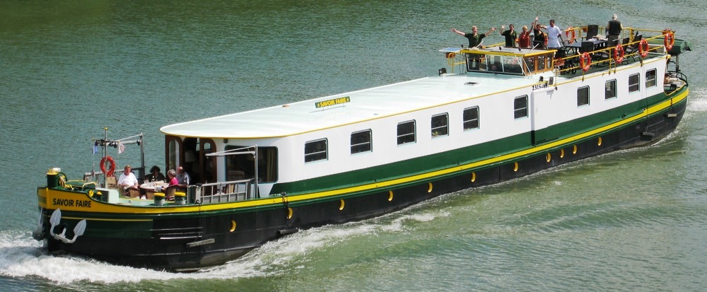 La Barcaza-Hotel "Savoir Faire" navegando por el Canal de la Bourgogne (Francia) CRUCEROS FLUVIALES CANALES DE FRANCIA CANAL BORGOÑA SAVOIR FAIRE EUROPEAN WATERWAYS GO BARGING HOTEL BARGE ALQUILER BARCOS FRANCIA CRUCEROS FLUVIALES LUJO PRIVADO BORGOÑA BURGUNDY BARGE CRUISES HOLANDA CRUCEROS HOLLAND BARGE CRUISES BELGIUM CRUISES