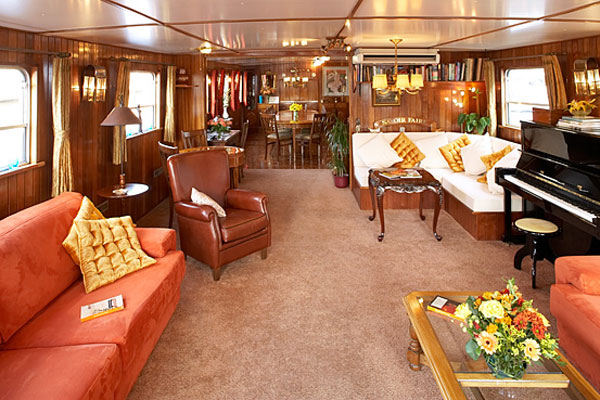 El confortable sofa del salón principal de la Barcaza Hotel "Savoir Faire" CRUCEROS FLUVIALES CANALES DE FRANCIA CANAL BORGOÑA SAVOIR FAIRE EUROPEAN WATERWAYS GO BARGING HOTEL BARGE ALQUILER BARCOS FRANCIA CRUCEROS FLUVIALES LUJO PRIVADO BORGOÑA BURGUNDY BARGE CRUISES HOLLAND CRUISES CRUCEROS HOLANDA PAISES BAJOS BELGICA