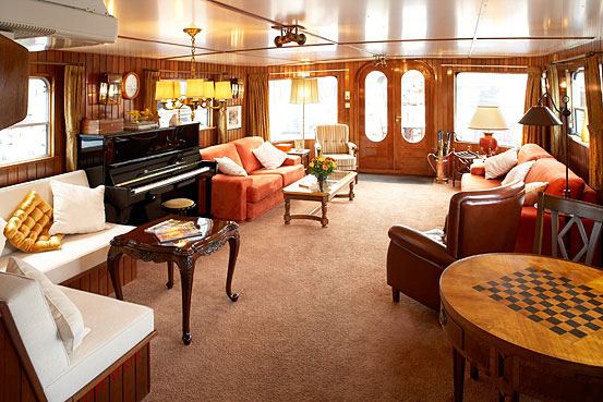 El elegante, amplio y acogedor salón del "Savoir Faire" ofrece incluso un piano para poder celebrar veladas musicales a bordo... CRUCEROS FLUVIALES CANALES DE FRANCIA CANAL BORGOÑA SAVOIR FAIRE EUROPEAN WATERWAYS GO BARGING HOTEL BARGE ALQUILER BARCOS FRANCIA CRUCEROS FLUVIALES LUJO PRIVADO BORGOÑA BURGUNDY BARGE CRUISES CRUCEROS HOLANDA BELGICA PAISES BAJOS HOLLAND CRUISES TULIP CRUISES