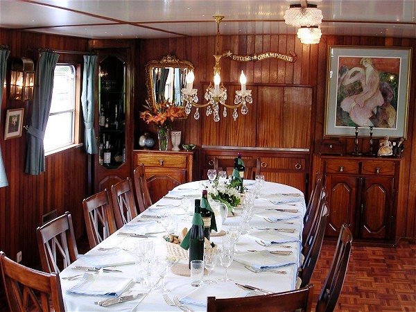 En el acogedor y elegante comedor del buque disfrutarán cada día de la mejor gastronomía francesa... CRUCEROS FLUVIALES CANALES DE FRANCIA CANAL BORGOÑA SAVOIR FAIRE EUROPEAN WATERWAYS GO BARGING HOTEL BARGE ALQUILER BARCOS FRANCIA CRUCEROS FLUVIALES LUJO PRIVADO BORGOÑA BURGUNDY BARGE CRUISES HOLLAND CRUISES BELGIUM BARGE CRUISES PARIS CRUISES