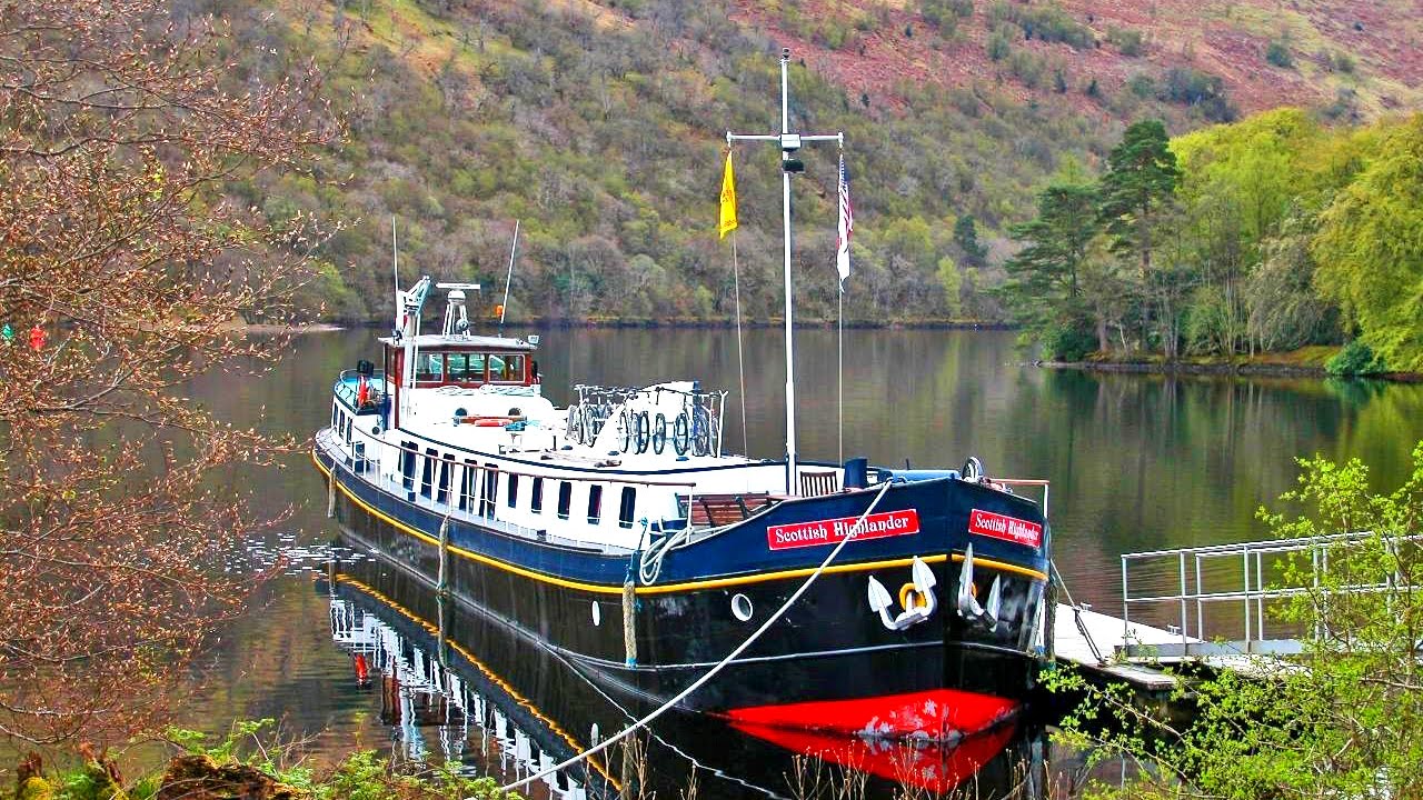 Nuestro buque, el Scottish Highlander, atracado en el canal... CRUCEROS FLUVIALES ESCOCIA CRUCEROS FLUVIALES HIGHLANDS CRUISES SCOTLAND SOTTISH HIGHLANDER CRUISES BARGE CRUISES SCOTLAND UNITED KINGDOM CRUISES FAMILY CRUISES SCOTLAND CHARTER CRUISES