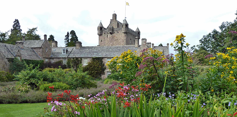 Cawdor Castle, el Castillo de MacBeth (el drama de Shakespeare) CRUCEROS FLUVIALES ESCOCIA CRUCEROS FLUVIALES HIGHLANDS CRUISES SCOTLAND SOTTISH HIGHLANDER CRUISES BARGE CRUISES SCOTLAND UNITED KINGDOM CRUISES FAMILY CRUISES SCOTLAND CHARTER CRUISES CAWDOR CASTLE SCOTLAND CASTLES