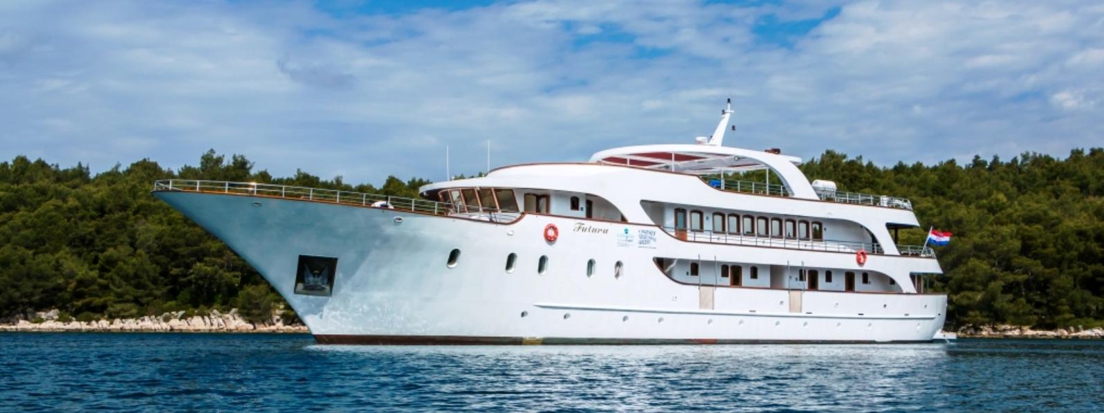 El MS Futura es, por su tamaño, perfecto para navegar por los pequeños puertos de la Costa de Croacia CRUCEROS CROACIA MS FUTURA CRUCEROS COSTA DALMATA CRUCEROS EN YATE CROACIA CHARTER CROACIA CRUCEROS COSTA DALMATA DUBROVNIK CRUCEROS SPLIT