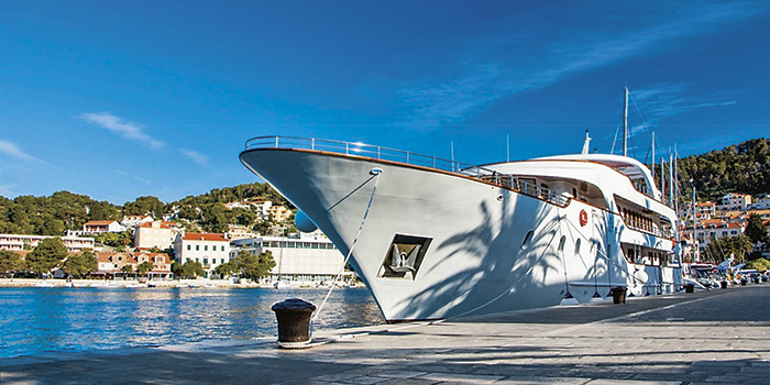 El MS Futura atracado en uno de los pequeños puertos de Croacia que visitaremos en este Crucero CRUCEROS CROACIA MS FUTURA CRUCEROS COSTA DALMATA CRUCEROS EN YATE CROACIA CHARTER CROACIA CRUCEROS DUBROVNIK CRUCEROS SPLIT