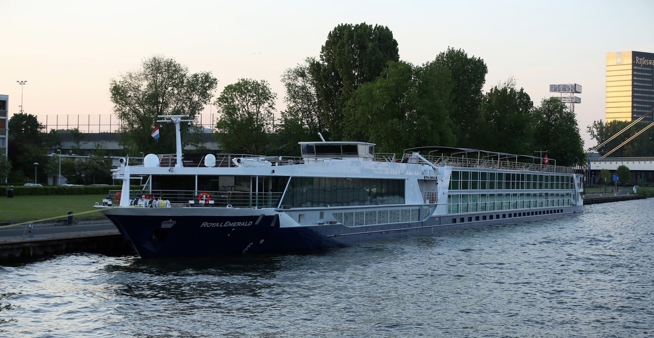 Nuestro buque, el KD Moments, atracado al atardecer... CRUCEROS FLUVIALES ICARION KD MOMENTOS CRUCEROS PAISES BAJOS CRUCEROS HOLANDA CRUCEROS BELGICA CRUCEROS DE LUJO EN ESPAÑOL LUXURY RIVER CRUISES SCENIC CRUISE SHIPS SCENIC EMERALD CRUISES ROYAL EMERALD CRUISES CRUCEROS GANTE CRUCEROS BRUJAS CRUCEROS BRUSELAS CRUCEROS AMSTERDAM CRUCEROS #KDMoments #IcarionCruceros #Cruceros #CrucerosFluviales #RiverCruises #Icarion #CrucerosIcarion #Cruceroclick
