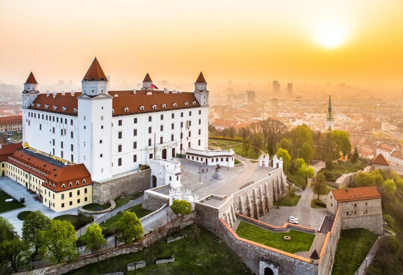  CRUCEROS FLUVIALES DANUBIO CRUCEROS BRATISLAVA DANUBE CRUISES CREUERS BIDAIAK VIATGES VACACIONES VACANCES VOYAGE CRUCERO DANUBIO CREUERS VIAJES FAMILIA VERANEO VERANO CRUCEROS BARCO PEQUEÑO #Viajes #Vacaciones #CruceroFluvial #CrucerosDanubio #Danubio #Bratislava