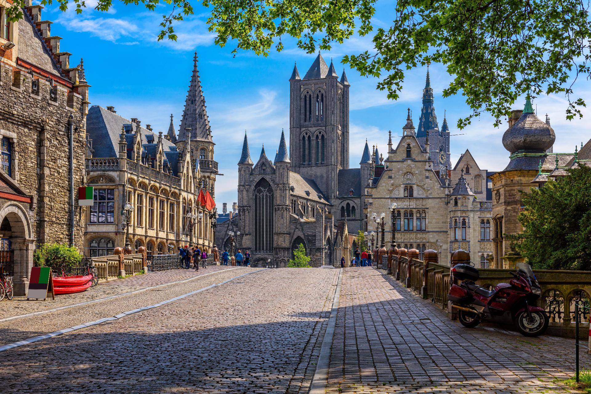La bella ciudad de Gante fue la localidad natal del Emperador Carlos V. CRUCEROS FLUVIALES BELGICA GANTE CRUCEROS PAISES BAJOS #Gant #Gante #PaisesBajos #CrucerosFluviales #Rin #Rhin #Netherlands #Belgium #Belgique #Belgica #CrucerosFluviales #RiverCruises #Cruceroclick