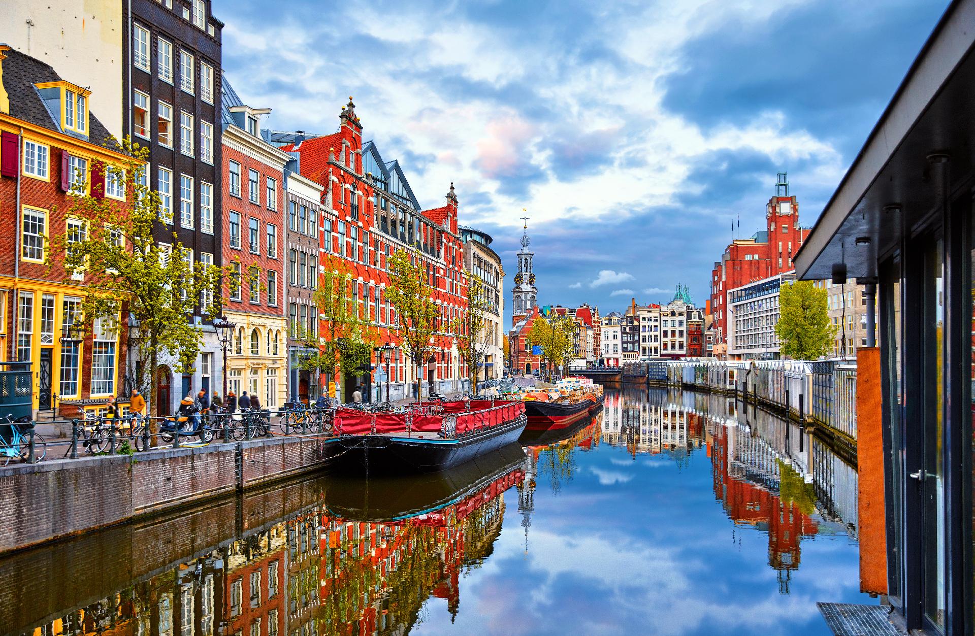 Uno de los bellos y coloridos canales de Amsterdam (Holanda) AMSTERDAM CRUCEROS FLUVIALES RIN RHINE RIVER CRUISES AMSTERDAM CRUISES NETHERLANDS HOLANDA CRUCEROS PAISES BAJOS AMSTERDAM CRUISES #Amsterdam #PaisesBajos #Cruceros #Rhin #Rin #Rhine #RhineCruises #RiverCruises #Holland #Netherlands