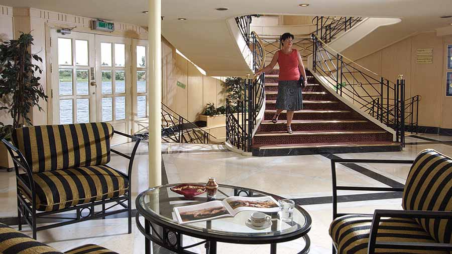 Escaleras en el Atrium del MS Crowne Prince... y al otro lado de la ventana: el Nilo. CRUCEROS NILO CRUCEROS EGIPTO VIAJES EGIPTO CRUCEROS POR EL NILO PIRAMIDES DE EGIPTO POLITOURS CRUCEROS EGIPTO CRUCEROS RIO NILO NILE CRUISES EGYPT CRUISES NILE RIVER CRUISES EGYPT VOYAGES MS CROWNE PRINCESS CRUISES CRUCEROS NILO #Nilo #CrucerosNilo #Egipto #ViajesEgipto #CruceroporelNilo #NileCruises #MSCrownePrince #CrownePrince #Crucerosdelujo #ElCairo #Piramides #Luxor #AbuSimbel #CrucerosAbuSimbel #CrucerosPolitours #Politours