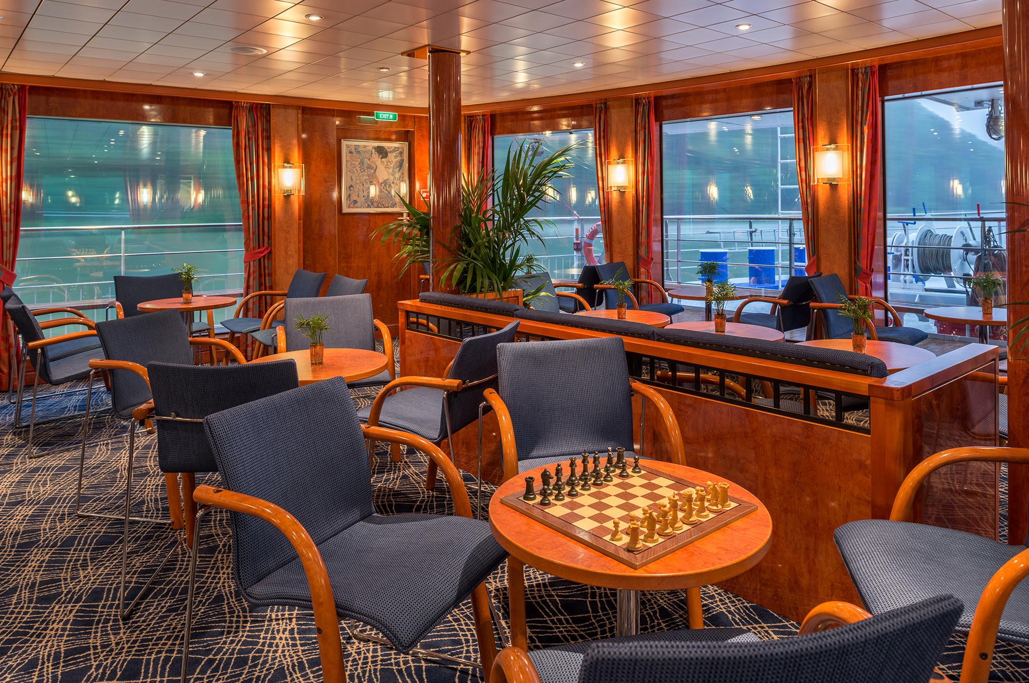Disfrutarán de los grandes ventanales del Panorama Salon, en especial al atardecer... CRUCEROS FLUVIALES MS MAXIMA CRUCEROS POLITOURS CRUCEROS DANUBIO DANUBE CRUISES BUDAPEST VIENA